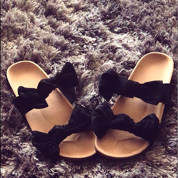 Summer time sandals with the bows 🎀🎀 - Picture 2 of 2